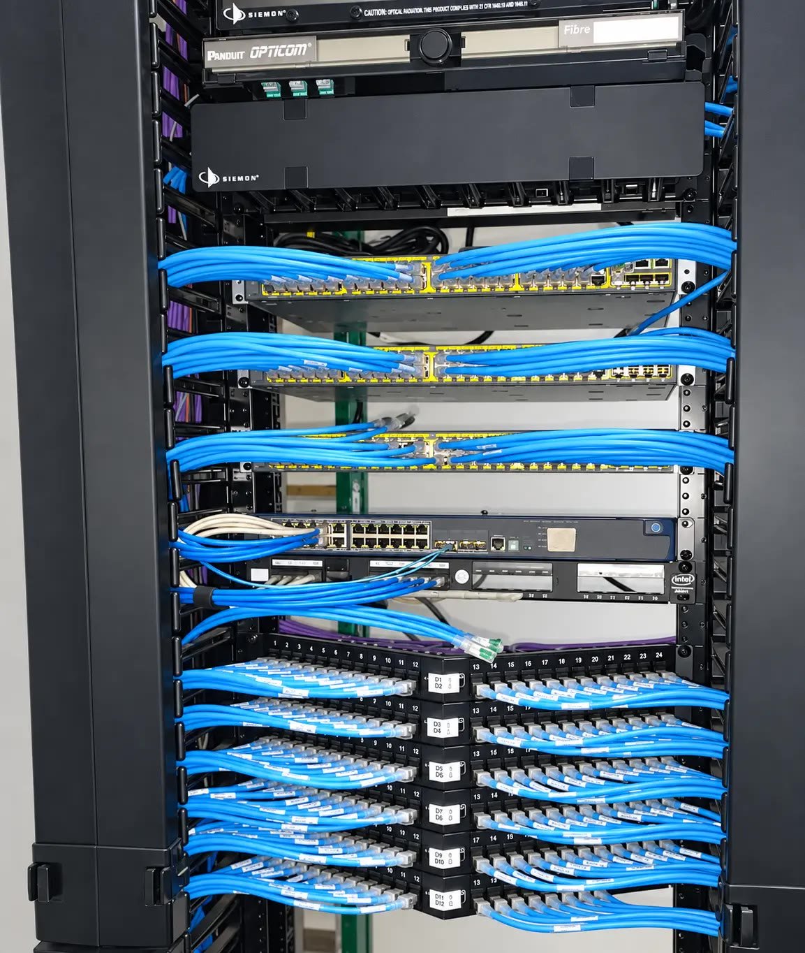 Rack de comunicaciones con patch panels